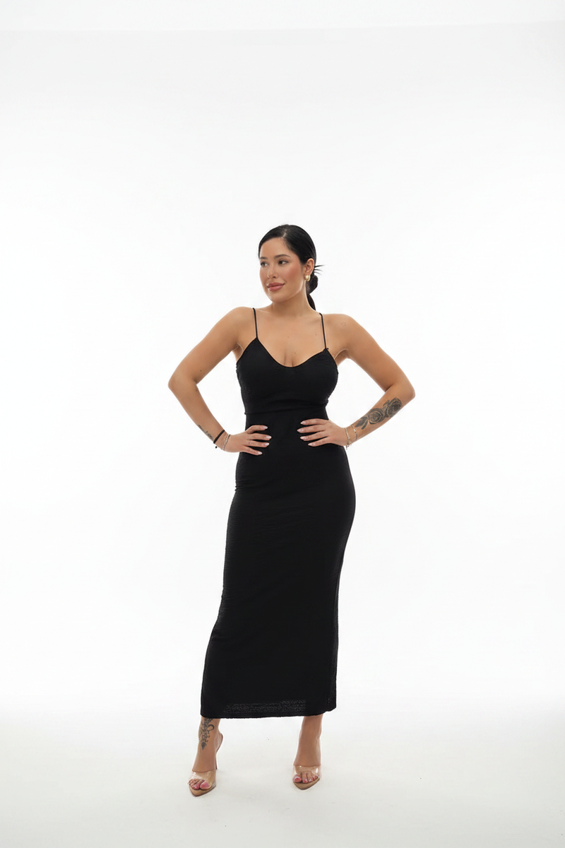 Vestito nero su sfondo bianco